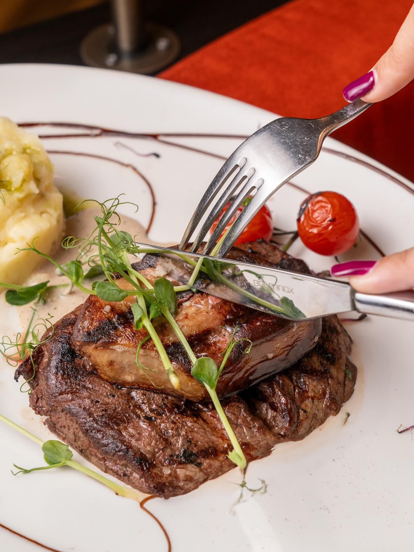 Entrecôte grillée servie en salle chez Gilda