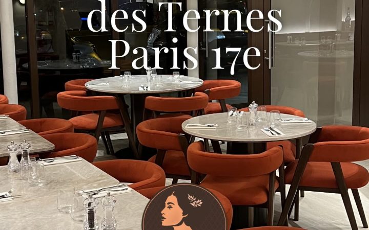 Vue de la devanture du restaurant avec l'adresse affichée en texte blanc sur l'image