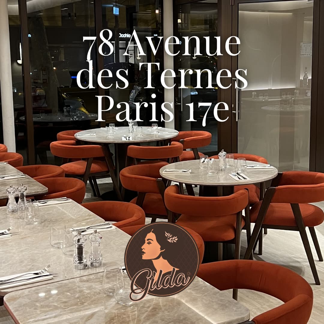 Vue de la devanture du restaurant avec l'adresse affichée en texte blanc sur l'image