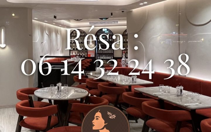 L'intérieur d'un restaurant avec des tables dressées et des banquettes rouges