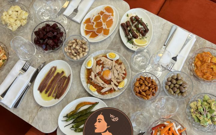Une table garnie de plusieurs petits plats de mezzés et d'entrées tunisiennes