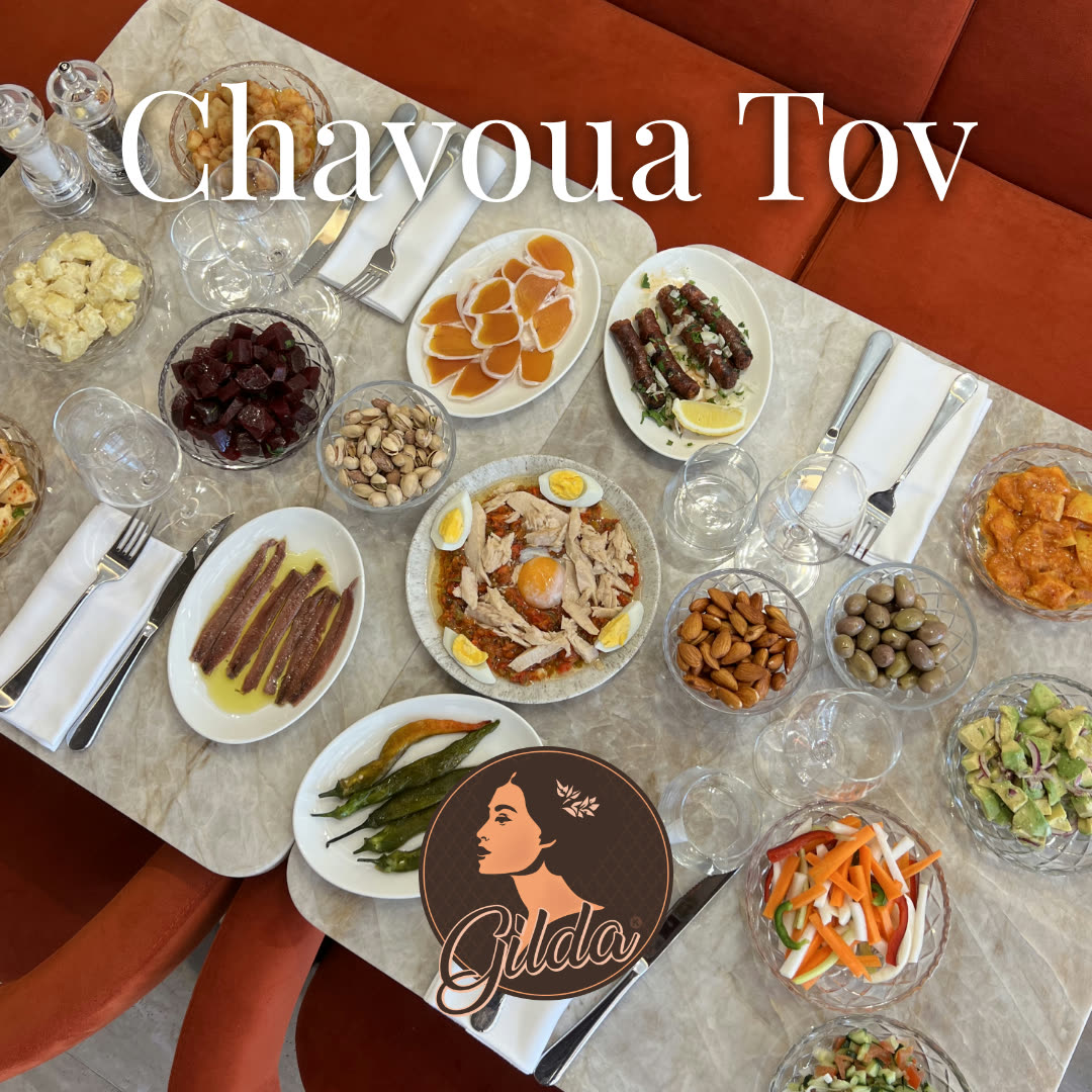 Une table garnie de plusieurs petits plats de mezzés et d'entrées tunisiennes