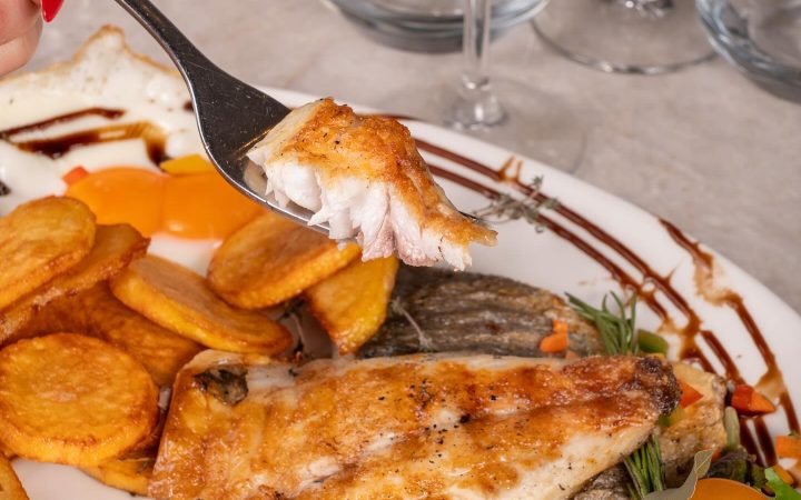 Poisson grillé accompagné de pommes de terre chez Gilda
